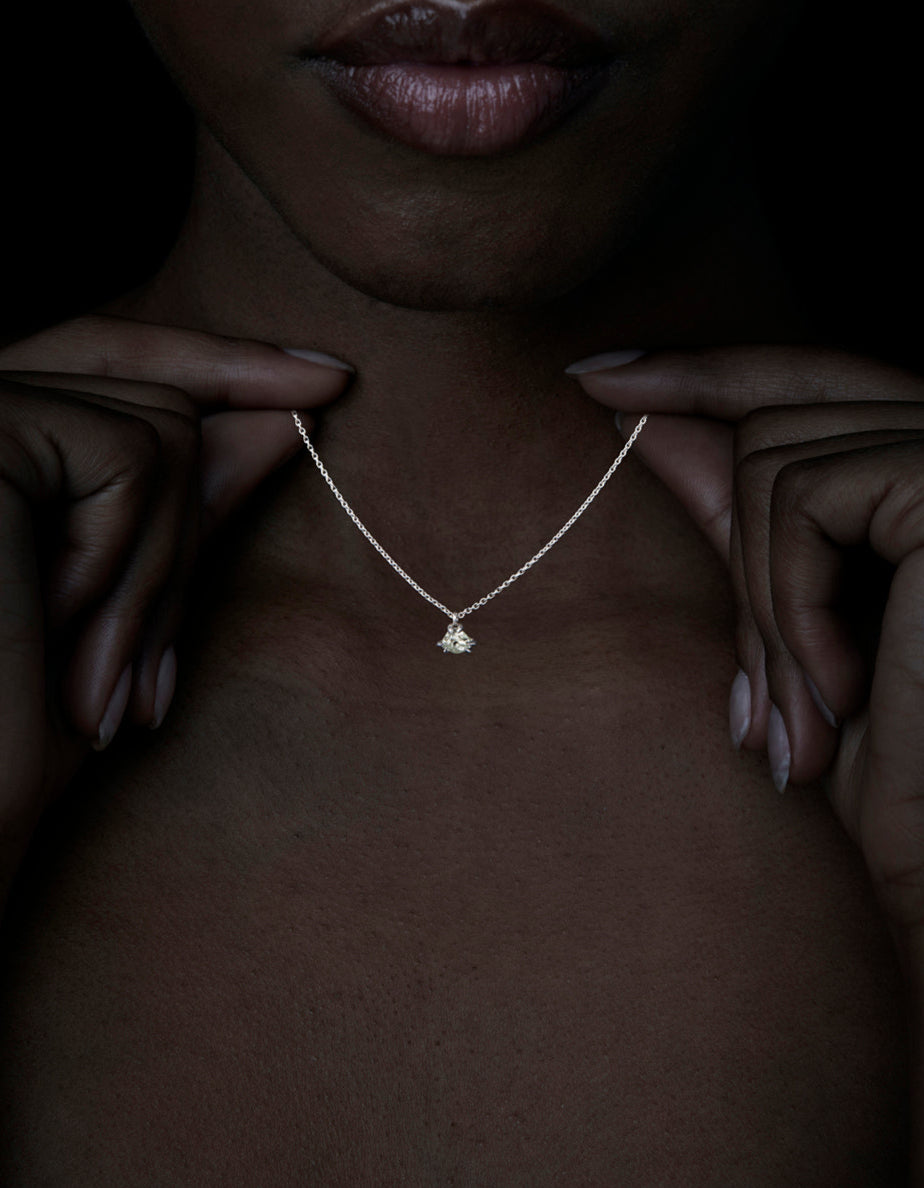 White Gold Necklace With A Storytelling From Angola – 0.80 ct.